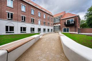 <p><span>Bienvenue sur </span><span> KOTT</span><span>: la nouvelle résidence étudiante située dans le quartier dynamique de Doorniksewijk à Courtrai, en plein cœur de la ville. Vous vous trouvez ici sur’, à quelques minutes à pied de la gare et du centre-ville. Vous pouvez facilement vous rendre à votre campus à vélo. Cours magistraux, votre chambre, un café ou un supermarché ? Tout est à proximité. Bref,’est un emplacement de choix pour profiter pleinement de votre vie étudiante !</span></p><p><span> </span></p><p><span>KOTT est situé dans la Boerderijstraat (à l’angle du quartier Doorniksewijk et de la Boerderijstraat), à l’emplacement de l’ancienne école Stella Maris. La façade emblématique a été conservée, mais l’intérieur a été entièrement rénové. Imaginez des plafonds pouvant atteindre 4,5 mètres de haut, de grandes fenêtres et beaucoup de lumière naturelle. </span></p><p><span> </span></p><p><span>À l’intérieur du bâtiment,’, vous découvrirez une communauté étudiante conviviale avec des cuisines ouvertes, des espaces de détente et une cour verdoyante où vous pourrez vous détendre entre deux sessions d’étude. Votre vélo ? Vous pouvez le garer en toute sécurité dans le parking à vélos souterrain. </span><span>🚲</span></p><p><span> </span></p><p><span>C'est vous qui choisissez votre mode de vie : une chambre, un studio, un duplex ou un appartement étudiant à partager entre amis. </span><span>🏡</span></p><p><span> </span></p><p><span>Studio KOTT</span><span> <br />Superficie 26,3 m² </span><span> </span><span>|</span><span> </span><span>Salle de bains privative | Coin cuisine privatif</span></p><p><span><br />Caractéristiques :<br />- Loyer : 595,00 euros + 100,00 euros de charges communes </span></p><p><span>- Studio indépendant</span></p><p><span>- Salle de bains privative avec douche, lavabo et WC</span></p><p><span>- Cuisine privée</span></p><p><span> </span></p><p><span>Vous souhaitez devenir l'un des nouveaux résidents ? Réservez dès maintenant une visite via le lien ci-dessous : </span></p><p><span><span>https://yourent.pillar.estate/request-visit?access_token=fce10d79-1bf1-4737-acd3-2b8dedf115ab</span></span><span> </span></p><p><span> </span></p><p><span>Vous ne souhaitez pas encore visiter les lieux, mais vous aimeriez obtenir plus d’informations ? Contactez Pillar à l’adresse <span>, info@pillar.estate</span></span><span> ou par téléphone au 033 695 695. <br /><br />*Les superficies sont données à titre indicatif. Pillar ne peut être tenu responsable de l'exactitude des informations fournies. </span></p><p><span> </span></p>