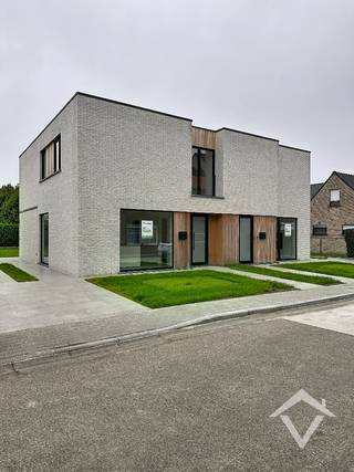 Deze nieuwbouwwoning is gelegen in het centrum van Koekelare en bestaat uit: oprit met carport - inkomhal - toilet - living - keuken - wasplaats - berging - nachthal - 3 slaapkamers - badkamer - toilet - terras - tuin. <br /><br />Troeven van deze woning: <br />- 10 zonnepanelen aanwezig <br />- energiezuinig <br /><br />EPC: woning in aanbouw. <br />Huurprijs 1175 €/mnd. <br />Onmiddellijk beschikbaar