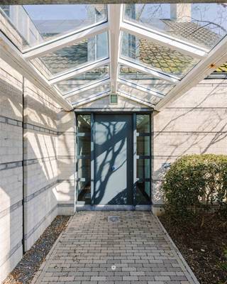 <p><span>Bent u op zoek naar een ruime woning met plaats voor uw professionele activiteit, extra ruimte of kangoeroewonen? Met een mooie tuin en vlakbij het centrum van Sint-Niklaas?<br />Dan zou deze woning wel eens aan heel wat van uw wensen kunnen voldoen!</span></p><p><span> </span></p><p><span>Deze kwalitatieve villa met praktijkruimte is door de jaren heen zeer goed onderhouden, ligt op een boogscheut van het centrum van de stad en biedt bijzonder veel mogelijkheden.</span></p><p><span> </span></p><p><span>We zetten graag enkele troeven op een rij:</span></p><ul><li><span>Grote bewoonbare oppervlakte (ca 310m²)</span></li><li><span>Ruime praktijkruimte met aparte ingang (ca 100m²)</span></li><li><span>Mooi aangelegde tuin</span></li><li><span>Volledig up-to-date: EPC-label B, 49 zonnepanelen, recente cv-ketel, asbestveilig</span></li></ul><p><span> </span></p><p><span>De gelijkvloerse verdieping is opgesplitst in een praktijkruimte en een privéwoning, elk bereikbaar via een aparte ingang.</span></p><p><span> </span></p><p><span>De praktijkruimte omvat een aparte inkom, wachtplaats, bureau, toilet en drie kabinetten/kantoorruimtes. Alles samen goed voor een nuttige oppervlakte van ongeveer 100 m².</span></p><p><span> </span></p><p><span>De privéwoning omvat een ruime inkomhal, toilet en kelder, een prachtige leefruimte en een aparte keuken met mooi zicht op de aangelegde tuin. Verder zijn er nog een bijkeuken, berging en garage.</span></p><p><span> </span></p><p><span>Op de eerste verdieping bevinden zich vier slaapkamers (15, 16, 16 en 14 m²), dressing, twee badkamers en een wasplaats.</span></p><p><span>Op de tweede verdieping bevindt zich nog een extra slaapkamer en een technische berging.</span></p><p><span> </span></p><p><span>Aan ruimte is er dus geen gebrek. Recent werd er geïnvesteerd in 49 zonnepanelen en een nieuwe cv-ketel, wat resulteert in een gunstig EPC-label B. Bovendien is de woning asbestveilig.</span></p><p><span> </span></p><p><span>De tuin is volledig aangelegd en voorzien van diverse terrassen en recente tuinberging.</span></p><p><span> </span></p><p><span>Bent u overtuigd en wenst u deze unieke eigendom te bezoeken? Neem dan zeker contact op met Axel Lenaerts Makelaars.</span></p><p><span> </span></p><p><span>Richtprijs: € 790.000<br />EPC: B</span></p><p><span> </span></p>