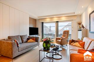 <p><strong>Instapklaar en verzorgd appartement met 2 slaapkamers en garage in het centrum van Desselgem</strong></p>
<p>Op zoek naar een instapklaar appartement op een centrale ligging? Dit volledig gerenoveerde appartement in het hart van Desselgem combineert comfort, een praktische indeling en een uitstekende bereikbaarheid. Winkels, scholen en openbaar vervoer bevinden zich op wandelafstand. Dankzij de lichtrijke leefruimte, het zonnige terras en het energiezuinige EPC-label B geniet u hier van aangenaam en zorgeloos wonen.</p>
<p><strong>Indeling</strong></p>
<p>Ruime inkomhal met gastentoilet, lichtrijke leefruimte met eetplaats, functionele keuken met voldoende opbergruimte, twee volwaardige slaapkamers, badkamer met douche en lavabo, praktische berging en een zonnig terras.</p>
<p><strong>Troeven</strong></p>
<ul><li>
<p>Volledig gerenoveerd en instapklaar</p>
</li><li>
<p>Twee volwaardige slaapkamers</p>
</li><li>
<p>Zonnig terras</p>
</li><li>
<p>Energiezuinig (EPC-label B)</p>
</li><li>
<p>Garage inbegrepen</p>
</li><li>
<p>Centrale ligging in het centrum van Desselgem</p>
</li></ul>
<p>Wenst u meer informatie of een bezoek ter plaatse? Contacteer ERA-makelaar Sofie Bossuyt via 0474 222 182.</p>