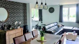 Zeer ruim appartement met een bewoonbaar oppervlakte 133m² met veel lichtinval en een terras aan de achterzijde van 30 m².Zeer gunstig EPC (B) 147...