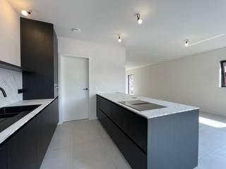 Architecturaal vormen deze 2 geschakelde woningen één geheel en toch zorgen subtiele verschillen ervoor dat ze elk hun eigenheid behouden. De...