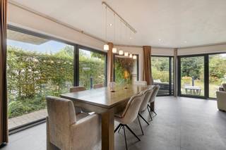 <p>Wie op zoek is naar ruimte, rust en een groene omgeving zonder de stad helemaal los te laten, vindt in de Vredelaan in Weerde een fijne thuisbasis. Deze instapklare woning ligt in een rustige, residentiële buurt aan de rand van de stad en combineert de charme van een verzorgd karakterpand met het comfort van eigentijdse afwerking. Zodra je binnenstapt via de inkomhal, voel je dat dit huis klaarstaat om meteen bewoond te worden.</p><p>Het gelijkvloers is doordacht ingedeeld: een lichtrijke woonkamer van 37 m² sluit naadloos aan op de eetkamer van 19,2 m² en de geïnstalleerde keuken, uitgerust met onder meer inductievuur, dubbele oven, stoomoven en vaatwasser. Een aparte bureau, een wasplaats (met wasluik!!), berging en gastentoilet maken het gelijkvloers bijzonder functioneel.<br />Op de eerste verdieping vind je vier ruime slaapkamers, verdeeld over 13,3, 16,3, 11 en 11,9 m², aangevuld met twee volledig uitgeruste badkamers – één met bad, één met douche – en een praktische nachthal.<br />De zolder van maar liefst 53,6 m² biedt extra opslag- of uitbreidingsmogelijkheden, terwijl het tuinhuis nog eens 15,1 m² bijkomende bergruimte geeft.</p><p>Deze woning werd in 2004 uitgebreid en vergroot, met een nieuwe ketel in 2006, en oogt vandaag nog steeds fris en verzorgd.<br />Extra troeven zijn de plug-in-zonnepanelen met thuisbatterij, een regenwaterput van 20.000 liter en vloerverwarming in combinatie met radiatoren – stuk voor stuk elementen die bijdragen aan het energiezuinige karakter van deze woning (EPC-score 215).</p><p>Buiten geniet je van een zongerichte tuin op het zuidwesten van maar liefst 500 m², met een aangenaam terras van 36,8 m² – ideaal om zomerse avonden te verlengen. De tuin is alsook volledig omheind en er is een hondenweide op wandelafstand. <br />Buiten parkeren is geen probleem dankzij de oprit met laadpaal voor elektrische wagens.</p><p>De ligging in Weerde is een echte troef: winkels, scholen, openbaar vervoer en het station bevinden zich op wandel- of fietsafstand, terwijl de invalswegen richting Brussel, Mechelen en Antwerpen vlot bereikbaar zijn. Zo combineer je de rust van een groene woonwijk met alle gemakken van de stad binnen handbereik. Technopolis, provinciaal domein Hofstade en dierentuin Planckendael zijn vlakbij. Wil je deze verrassend ruime en instapklare woning met eigen ogen ontdekken? Plan je bezoek in via onze website - deze Vredelaan-parel verdient het om persoonlijk ervaren te worden.</p>