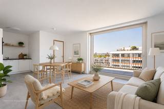 <strong>Trendy wonen nabij Park Spoor Noord en het Eilandje in dit instapklare dakappartement, dat gekenmerkt wordt door prachtige terrassen met indrukwekkende zichten op Antwerpen.</strong><br /><br /><span><strong>INDELING:</strong></span> <br />
<p>De lichte leefruimte vloeit via een grote schuifdeur naadloos over op een aangenaam en zuid georiënteerd terras, terwijl de modern ingerichte open keuken volledig is uitgerust met Beko-toestellen, waaronder een oven, koelkast , vaatwasser en een keramische kookplaat met dampkap (ZANUSSI). De aparte slaapkamer biedt direct toegang tot zowel het tweede terras als de badkamer, die voorzien is van een inloopdouche en een wastafel in meubel met bijbehorende spiegelkast. <br /><br />De praktisch ingedeelde inkomhal beschikt over een gastentoilet en vestiairemogelijkheden, terwijl de woning verder is uitgerust met een handige berging met aansluitingen voor een wasmachine en droogkast.</p>
<p>Dit appartement betreft een eerste bewoning en is reeds volledig geschilderd.<br /><br />De privatieve kelder en<strong> </strong>de autostaanplaats op -2 , kelder is in de prijs begrepen, de parking is verplicht bij aan te kopen aan 25.000 euro<br /><br />De verkoop geschiedt onder registratie.<br /><br /><span><strong>BIJZONDERHEDEN: </strong></span><br />* Instapklaar en lichtrijk penthouse met ruime terrassen<br />* Centrale locatie nabij Park Spoor Noord en het Eilandje<br />* Privatieve kelder en autostaanplaats in het gebouw <br />* Conform keuring, Goede EPC A - 85kWh/m²</p>