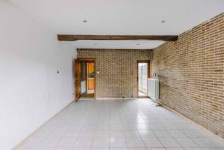 <p><span>DESTELBERGEN - Ruime woning met mogelijkheden en nabij centrum Destelbergen</span></p><p><span> </span></p><p><span>Op een centrale ligging in Destelbergen vindt u deze woning met drie slaapkamers en heel wat potentieel. Dankzij de aanwezige ruimtes en de gunstige bereikbaarheid vormt dit een interessante opportuniteit voor zowel starters als gezinnen. </span></p><p><span> </span></p><p><span>De belangrijkste troeven: </span></p><ul><li><span>3 volwaardige slaapkamers </span></li><li><span>Aangename buitenruimte met zuidgerichte oriëntatie</span></li><li><span>In te richten zolder </span></li><li><span>Centrale ligging nabij winkels en openbaar vervoer</span></li><li><span>Ideale basis voor een renovatie </span></li></ul><p><span> </span></p><p><span>Gelijkvloers: </span></p><p><span>Via een afzonderlijke inkomhal bereikt u de leefruimte met veel daglicht. Achteraan bevindt zich de keuken met aansluitend toegang tot de buitenruimte. </span></p><p><span> </span></p><p><span>Verdiepingen: </span></p><p><span>De eerste en tweede verdieping bieden plaats aan drie ruime slaapkamers. De badkamer beschikt over een voldoende plaats om aangepast te worden aan hedendaagse woonwensen. Verder is er nog een zolder die men kan inrichten of gebruiken als opslagruimte. </span></p><p><span> </span></p><p><span>Buitenruimte:</span></p><p><span>Achteraan geniet u van een gezellige en zonnige stadskoer, perfect voor een terras of een rustige buitenplek zonder intensief onderhoud. </span></p><p><span> </span></p><p><span>Belangrijk: </span></p><p><span>Richtprijs: 295.000 euro</span></p><p><span>EPC: D - Geen renovatieverplichting</span></p><p><span>Vrij: bij akte </span></p><p><span> </span></p><p><span>Bent u op zoek naar een woning die u naar eigen smaak kunt vormgeven op een goed bereikbare locatie? Contacteer ons voor meer informatie of een bezoek ter plaatse. </span></p>