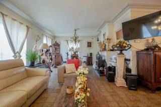 Aan de Stationsstraat 51 in Burst (Erpe-Mere) ontdek je een verrassend ruime woning met een instapklare, succesvolle frituur én een zee...