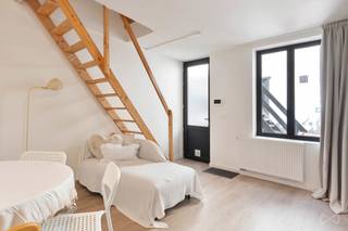<p>Op zoek naar een slimme investering of een ideale uitvalsbasis voor studerende kinderen? Deze unieke triplex studio, gelegen aan de Brouwersstraat 25 bus 001 in Leuven, combineert een uitstekende ligging met comfort en interessant rendement.</p>
<p>De studio bevindt zich binnen de Leuvense binnenring, met diverse campussen op wandelafstand. Daarnaast geniet je van een rustige, groene omgeving dankzij de ligging recht tegenover het Bruulpark.</p>
<p>Met een bewoonbare oppervlakte van 41 m² is deze triplex slim ingedeeld over meerdere niveaus, wat zorgt voor een ruimtelijk en praktisch gevoel. De studio werd volledig gerenoveerd in 2019 en beschikt over een functionele kitchenette en een eigen badkamer. Het gunstige EPC-label B maakt dit bovendien een energiezuinige keuze.</p>
<p>Gelegen in residentie Asteria is dit pand bijzonder geschikt voor studenten of als investering met aantrekkelijk verhuurpotentieel.</p>
<p><strong>Troeven op een rij:</strong></p>
<ul>
<li>Topligging binnen de ring van Leuven</li>
<li>Campussen op wandelafstand</li>
<li>Uitzicht op en nabijheid van Bruulpark</li>
<li>Volledig gerenoveerd in 2019</li>
<li>Energiezuinig (EPC B)</li>
<li>Bewoonbare oppervlakte: 41 m²</li>
<li>Triplex indeling voor optimaal ruimtegebruik</li>
<li>Kitchenette en private badkamer</li>
<li>Ideaal als investering of voor studerende kinderen</li>
</ul>
<p>Interesse? Contacteer ons vandaag nog voor meer informatie of een bezoek!</p>