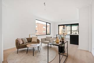 <p><strong>Hoek vol licht, stijl en comfort: welkom in de Duinstraat!</strong><br />Dit knappe hoekappartement van 99 m² – pal naast het Van Goghplein – is volledig vernieuwd, superlicht en afgewerkt met oog voor detail.</p>
<p>Dankzij de betonstructuur zit je hier stevig, letterlijk en figuurlijk.</p>
<p>De leefruimte baadt in het daglicht dankzij de grote raampartijen op de hoek.<br />De zwarte, strak ontworpen keuken met eiland maakt meteen indruk. Verder zijn er twee comfortabele slaapkamers, een stijlvolle badkamer met inloopdouche, een apart toilet en een handig terras aan de achterzijde- perfect voor een koffie in de zon of een avondje relaxen.</p>
<p>Ideaal als eigen stek of een slimme investering.<br />Bezoekje plannen? Je weet ons te vinden!<br /><br />Troeven:<br />- Elektrische keuring conform<br />- Hoekligging = veel licht<br />- Stad, sfeer &amp; stijl om de hoek<br /><br />Wg, Vkr, Gvv, Gmo, Geen overstromingsgevoelig gebied</p>