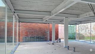 Op zoek naar een unieke werkplek in het hart van de stad, maar toch omgeven door rust en groen? Dit glazen paviljoen, ontworpen door Stéphane...