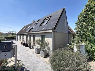 <p>Halfopen bebouwing op een perceel van 895 m², gelegen in een oase van groen en rust nabij het natuurgebied De Gavers. De woning bestaat uit een inkomhal met gastentoilet, een gezellige leefruimte met draaitrap, een praktische keuken met eethoek en zicht op de tuin en een veranda die zorgt voor een aangename verbinding tussen binnen en buiten. Verder zijn er twee ruime slaapkamers, een polyvalente tussenruimte die perfect kan dienen als bureau of dressing, een badkamer met douche en lavabo, een inpandige garage en meerdere bergingen. Het bijgebouw vormt een absolute meerwaarde en beschikt op het gelijkvloers over een wellnessruimte met sauna en infraroodcabine en op de verdieping over een studio. Een ideale woning voor natuurliefhebbers, dierenliefhebbers en iedereen die op zoek is naar een eigendom met karakter, privacy en tal van mogelijkheden</p>
<p>Extra troeven:</p>
<ul>
<li>Energiezuinige (EPC B)</li>
<li>24 zonnepanelen</li>
<li>Warmtepomp (koelen en verwarmen)</li>
<li>Rolluiken op de Veluxramen</li>
<li>Regenwaterputten van in totaal 30.000 l</li>
<li>Perceel van 895 m²</li>
<li>Veel mogelijkheden dankzij ruim bijgebouw (2 verdiepingen)</li>
<li>Wellnessvoorzieningen</li>
<li>Zonnige tuin met zicht op De Gavers</li>
</ul>
<br />
<p>Te koop zonder makelaar via Smart Houses. Wenst u meer informatie of een bezoek? Contacteer rechtstreeks de eigenaar +32477774111</p>