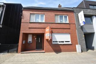 <p><span>NIEUW BIJ ANIMO VASTGOED!! WEES ER ALS EERSTE BIJ!</span></p><p><span> </span></p><p><span>Charmante halfopen bebouwing met enorme potentie en perceel van 371 m² in hartje Heusden-Zolder! </span></p><p><span> </span></p><p><span>In het bruisende hart van Heusden-Centrum, op de Guido Gezellelaan 72, vinden we deze solide en karaktervolle halfopen bebouwing (bouwjaar 1954) terug. Deze eigendom combineert een uiterst centrale ligging met een recent verkaveld perceel van </span><span>371 m²</span><span> conform het nieuwe opmetingsplan. </span></p><p><span>Dit goed gelegen pand biedt tal van interessante mogelijkheden voor zowel jonge gezinnen, doe-het-zelvers als investeerders die op zoek zijn naar een woning met een correct afgebakende buitenruimte in het centrum. Ook uiterst geschikt voor nieuw samengestelde gezinnen die op zoek zijn naar een woning met veel slaapkamers. De vaste trap naar de ruimte zolder biedt de mogelijkheid het aantal slaapkamer met 2 a 3 slaapkamers te vermeerderen. </span></p><p><span>Indeling & Troeven van de woning:</span></p><ul><li><span>Solide basis:</span><span> Traditionele en kwalitatieve bouwstructuur uit 1954. </span></li><li><span>Reeds aanwezig comfort:</span><span> Voorzien van centrale verwarming op gas (CV Viessmann 2021) en vernieuwde dubbele beglazing. </span></li><li><span>Leefruimte & Indeling:</span><span> Gezellige leefvertrekken, een praktische voorraadkelder en een lichtrijke veranda die aansluit op de buitenruimte. </span></li><li><span>Slaapkamers:</span><span> 3 volwaardige slaapkamers op de verdieping + uitbreiding mogelijk door afwerking ruime zolderruimte. </span></li><li><span>Verkaveling:</span><span> Een perceeloppervlakte van 371 m² volgens het nieuwe opmetingsplan. </span></li><li><span>Toplocatie:</span><span> Centrale ligging op wandelafstand van winkels, scholen, openbaar vervoer en alle faciliteiten van Heusden-Centrum + vlotte verbinding autostrade en alle uitvalswegen. </span></li><li><span>Watertoets:</span><span> Score A (zowel perceel- als gebouwscore) geen overstromingsgevoelig gebied! </span></li></ul><p><span>Kortom, een buitenkans voor wie op zoek is naar een solide woning met karakter en interessante toekomstperspectieven op een toplocatie. </span></p><p><span>Interesse?</span><span> Neem vandaag nog contact op met </span><span>Animo Vastgoed</span><span> via 011/220.750 of info@animovastgoed.be voor meer informatie of een bezichtiging ter plaatse! </span></p>