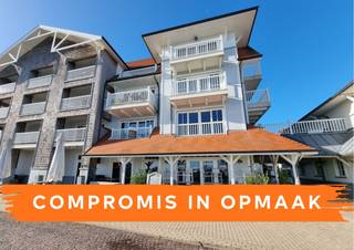 Instapklaar type doorloperappartement met twee terrassen op een topligging langs de vaargeul van Nieuwpoort, met een fantastisch open zicht op de jachthaven en de wandelpromenade. Hier geniet u van de perfecte combinatie van rust en bereikbaarheid, op een centrale ligging tussen Nieuwpoort-Stad en Nieuwpoort-Bad, op slechts 2,5 km van de zee.<br />Het appartement omvat een inkomhal met gastentoilet, een open en volledig ingerichte keuken met eetplaats en een lichtrijke leefruimte die uitgeeft op het terras met een prachtig open zicht op de jachthaven. Verder beschikt het over een praktische berging, een badkamer uitgerust met ligbad en enkele wastafel, en twee volwaardige slaapkamers waarvan één met toegang tot het tweede terras.<br />Mogelijkheid tot aankoop van een garagebox in het ondergronds complex (afmetingen: 5,30 m x 3,15 m).<br />Dit appartement valt onder het erfpachtstelsel (VME).