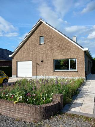 Degelijke gezinswoning op 8,8 are, gunstig gelegen in doodlopende straat, op wandelafstand van station, met privatieve tuin en open zicht...