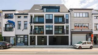 <p><span>Exclusieve duplex penthouse met zonneterras en panoramisch uitzicht</span></p><p><span> </span></p><p><span>Op de bovenste verdieping van residentie Mude, vinden we deze stijlvolle en energiezuinige penthouse met drie slaapkamers en een prachtig zonneterras. Bent u op zoek naar ruimte, licht en comfort met een hoogwaardige afwerking? Dan is deze instapklare penthouse misschien iets voor u! </span></p><p><span> </span></p><p><span>De belangrijkste troeven in een notendop: </span></p><ul><li><span>Zuidwestelijk georiënteerd terras met open zicht </span></li><li><span>Instapklaar en volledig geschilderd </span></li><li><span>Drie volwaardige slaapkamers </span></li><li><span>Twee badkamers voorzien van alle comfort</span></li><li><span>Private fietsenstalling met laadpunt voor elektrische fiets </span></li><li><span>Energiezuinige nieuwbouw </span></li></ul><p><span> </span></p><p><span>Indeling: </span></p><p><span>Inkomhal met gastentoilet, ruime en lichtrijke leefruimte met luxueuze open keuken en directe toegang tot het zuidwestgerichte terras. Aansluitend vind je een praktische berging/wasplaats, een eerste badkamer met douche en ligbad, en twee comfortabele slaapkamers. </span></p><p><span>Op de bovenverdieping treffen we een nachthal, een tweede badkamer en een derde slaapkamer. </span></p><p><span> </span></p><p><span>Wie vandaag kiest voor wonen in deze buurt, kiest niet alleen voor comfort, maar ook voor een strategische investering in een opkomende stadswijk. </span></p><p><span> </span></p><p><span>Belangrijk: </span></p><p><span>Richtprijs: 449.000,00 euro</span></p><p><span>Mogelijkheid tot aankoop aan 6% btw, mits voldaan aan de geldende voorwaarden. </span></p><p><span> </span></p><p><span>Interesse? Neem contact op met Axel Lenaerts makelaars voor meer informatie of een bezoek ter plaatse!</span></p>