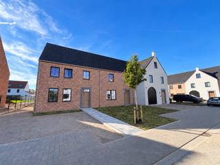 De gesloten bebouwing is volledig afgewerkt als kijkwoning en kan op afspraak worden bezocht. Ontdek ter plaatse de indeling, ruimte en afwerkingsmogelijkheden.<br />De vermelde prijs is een totaalprijs, inclusief kosten en btw. Buitenaanleg is niet inbegrepen.<br />De ingerichte beelden zijn inspiratiefoto’s. Meubels en decoratie zijn niet inbegrepen en kunnen afwijken van de uiteindelijke uitvoering.
