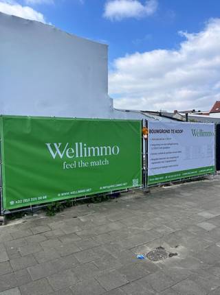 Bouwgrond wordt verkocht met een uitvoerbare omgevingsvergunning voor het oprichten van een ruime halfopen eengezinswoning (±220m²)met een...