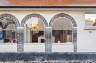 BEZOEKMOMENT: 19/07/2025 tussen 14u en 17u!Ben je op zoek naar een unieke woning op een prachtige locatie?Deze uiterst charmante halfopen woning is...