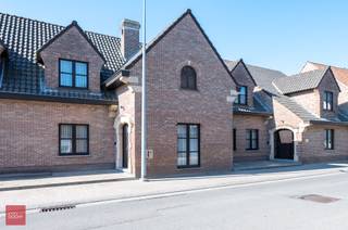 Deze centraal gelegen ruime villa omvat een inkomhal, living, eetplaats, keuken, grote mancave (of 2e leefruimte), wachtplaats en 2 burelen (via aparte ingang), berging, kelder, 5 ruime slaapkamers, badkamer, gelijkvloerse douchekamer met wasplaats en een ruime zolder (eventueel extra kamers). Verder is er nog een garage, tuinberging, terras en tuin op ca. 800m². Centrale verwarming via aardgas (ketel van 2020), 20 zonnepanelen, thuisbatterij en boorputwater aanwezig. EPC B