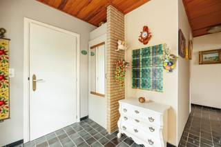 <p><span>Ontdek deze charmante, volledig gelijkvloerse woning, ideaal voor wie comfort, ruimte en rust zoekt. Met drie slaapkamers, een lichtrijke veranda en een grote tuin, is dit huis perfect voor gezinnen of levensgenieters die op zoek zijn naar een vrijstaande woning in een rustige buurt.</span></p><h2><span>Wooncomfort op één niveau</span></h2><p><span>Deze charmante vrijstaande woning biedt alles op het gelijkvloers, wat zorgt voor optimaal wooncomfort en toegankelijkheid. De grote, lichtrijke living vormt het hart van de woning en nodigt uit tot gezellig samenzijn. De vernieuwde pvc-ramen zorgen niet alleen voor een moderne uitstraling, maar ook voor uitstekende isolatie en veel natuurlijk lichtinval.</span></p><h2><span>Ruimte en functionaliteit</span></h2><p><span>De woning beschikt over drie slaapkamers, een badkamer met douche en een apart toilet, waardoor het ideaal is voor een gezin of mensen die graag gelijkvloers wensen te wonen. De bergzolder biedt extra opbergruimte voor al uw spullen. De grote garage met bergruimte is niet alleen geschikt voor een auto, maar biedt ook plaats aan fietsen, gereedschap of andere spullen.</span></p><h2><span>Buitenleven en ligging</span></h2><p><span>Geniet van de royale tuin, perfect voor zonnige middagen, tuinfeesten of een speeltuin voor de kinderen. De lichtrijke veranda is een heerlijke plek om te ontspannen en het buitenleven te ervaren, ongeacht het weer. Gelegen in een rustige straat, biedt deze woning een vredige omgeving weg van de drukte, maar toch dicht bij allerlei voorzieningen.</span></p><p><span>Deze woning combineert een charmante uitstraling en rust. Of u nu op zoek bent naar een gezinswoning, een investering of een project om naar uw hand te zetten, deze woning in een rustige buurt is een kans die u niet wilt missen.</span></p><p><span>Neem snel contact op voor een bezichtiging en laat u overtuigen door de vele troeven van deze unieke woning!</span></p>