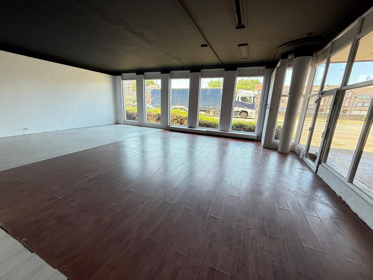 Gelijkvloerse winkelruimte van +/- 136 m² op uitermate centrale ligging in de onmiddellijke nabijheid van grote verbindingswegen. Algemene onkosten : € 100/mnd.
Beschikbaarheid overeen te komen. - photo 5