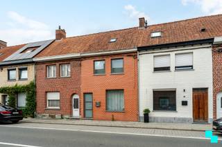 Ontdek deze gezellige en instapklare stadswoning, gelegen tussen Roeselare en Rumbeke, met een uitstekende verbinding en alles vlakbij. Deze woning werd in 2012 <strong>volledig gerenoveerd</strong>, en is daardoor <strong>energiezuinig</strong> maar vooral <strong>kwalitatief</strong> afgewerkt. Hier koop je zonder zorgen! Extra troef is de<strong> zolderverdieping via vaste trap</strong>, waardoor je ruimte hebt voor een extra slaapkamer, hobby of bureau. Ook zeer interessant als opbrengsteigendom!
<h2>Indeling: </h2>

<h4>Gelijkvloers: i<span>nkomhal - zeer lichtrijke en gezellige leefruimte met ruime zit- en eetplaats (zicht op de tuin) - berging/wasplaats onder de trap - zeer leuke en volledig geïnstalleerde open leefkeuken - aansluitende bijkeuken met heel wat kastruimte - mooie badkamer (glazen deur) met toilet, dubbele wastafel en inloopdouche.</span></h4>

<h4>Eerste verdieping: o<span>p de verdieping bevinden zich 2 slaapkamers (waarvan 1 zeer ruim), alsook een berging/bureau.</span></h4>

<h4><span>De zolderverdieping is bereikbaar via een vaste trap en werd volledig afgewerkt en te gebruiken als 3de slaapkamer of polyvalente ruimte.</span></h4>

<h4>Exterieur: d<span>eze woning beschikt over een gezellige stadstuin, die bovendien zuidgericht is!</span></h4>

<h2>Technisch: <span>EPC Label B (188kWh/m²) / </span><span>HR-ketel op aardgas / </span><span>HR-beglazing / </span><span>Conforme elektriciteit</span></h2>

<h2>Troeven: c<span>entrale ligging met goeie verbinding/ instapklaar </span><span>/ e</span><span>nergiezuinig / v</span><span>olwaardige zolderverdieping via vaste trap / l</span><span>euke zuidgerichte tuin</span></h2>

<h2>Benieuwd? www.bordes.be</h2>