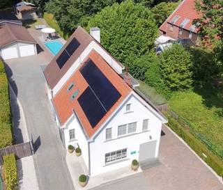 <p><span>Nieuw bij Animo Vastgoed!!</span></p><p><span>Charmante gezinswoning met verwarmd zwembad, poolhouse en praktijkruimte op toplocatie op de Herebaan-West te Houthalen. </span></p><p><span>Ontdek deze </span><span>uitzonderlijke</span><span> woning op toplocatie te Houthalen. De woning werd in 2012 volledig gerenoveerd en er werd een volledig nieuw deel aangebouwd. </span></p><p><span>Hier combineer je moeiteloos </span><span>wonen, werken en ontspannen</span><span>, op wandelafstand van scholen, nabij het centrum en met uitstekende verkeersverbindingen. Ideaal voor gezinnen die ruimte zoeken of een zelfstandige praktijk aan huis wensen. </span></p><p><span>Wat deze woning zo uniek maakt:</span></p><ul><li><span>Ruimte en flexibiliteit:</span><span> De woning beschikt over een mooie inkomhal, een sfeervolle zithoek met haard, een lichte leefruimte met geïntegreerd bureaublok (ideaal voor thuiswerk) en een tweede, apart salon perfect als tv- of hobbyruimte. De praktische keuken met berging en een gastentoilet maken het gelijkvloers verdiep compleet.</span></li><li><span>Ultiem leefplezier:</span><span> De prachtig aangelegde tuin is een oase van rust met een </span><span>verwarmd zwembad</span><span> en een luxe </span><span>poolhouse</span><span> (met eigen slaap/tuinkamer en doucheruimte). Geniet hier van het ultieme vakantiegevoel of gebruik het als gastenverblijf of wellnessruimte.</span></li><li><span>Werken aan huis:</span><span> Een </span><span>dubbele garage</span><span> met aparte </span><span>praktijkruimte</span><span> biedt de perfecte setting voor zelfstandigen of wie een kantoor aan huis zoekt. Er is zelfs een extra (derde) garage voor extra opslag of voertuigen.</span></li><li><span>Complete gezinswoning:</span><span> Op de verdieping vind je een ruime nachthal met apart toilet, </span><span>comfortabele slaapkamers</span><span> en een extra </span><span>bureau-/kinderkamer</span><span> of studeerkamer. De badkamer is uitgerust met zowel een ligbad als een aparte douche.</span></li><li><span>Praktische extra's:</span><span> Een tuinberging voor al je gereedschap en fietsen, én de woning is deels onderkelderd voor extra opslagruimte.</span></li><li><span>Ideale ligging:</span><span> Gelegen op een steenworp afstand van scholen, winkels, openbaar vervoer en de snelweg. Perfect voor gezinnen die gemak en mobiliteit hoog in het vaandel dragen.</span></li></ul><p><span>Deze woning </span><span>bruist van de mogelijkheden</span><span> en is klaar om jouw ideale thuis te worden. 36 Zonnepanelen met twee omvormers - 4 airco's - Volledig omheinde tuin met elektrische poort. </span></p><p><span>Meer weten of een bezichtiging plannen? Neem contact met ons op! 011/220.750</span></p>