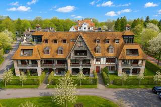 Mooie appartement van ca. 180m² op de derde verdieping in residentie Iepenburg.Indeling: entree gastentoilet, berging, mooie leefruimte met gashaard,...