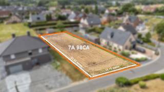 <p>Op een aangename en rustige ligging in Ophasselt bevindt zich deze mooie bouwgrond, <strong>lot 6 van een goedgekeurde verkaveling</strong>, bestemd voor het oprichten van een <strong>vrijstaande eengezinswoning</strong>. De ligging combineert rust met een goede bereikbaarheid. Winkels, openbaar vervoer en andere voorzieningen bevinden zich in de nabije omgeving, terwijl de verbindingswegen richting <strong>Geraardsbergen, Brakel en Ninove</strong> vlot bereikbaar zijn. Volgens de geldende verkavelingsvoorschriften is het perceel bestemd voor een vrijstaande eengezinswoning, waarbij de voorgevelbouwlijn op 5 meter achter de rooilijn ligt. De maximale bouwdiepte bedraagt 15 meter op het gelijkvloers en 12 meter op de verdieping. De bouwbreedte bedraagt 9.60 meter en de perceelbreedte +/- 15.60 meter. De kroonlijsthoogte dient tussen 3,40 meter en 6 meter te liggen en de woning wordt voorzien van een hellend dak met gelijkhellende dakvlakken en een dakhelling tussen 35° en 45°. Een garage kan worden geïntegreerd in het hoofdgebouw of, onder de voorwaarden van de verkavelingsvoorschriften, als afzonderlijke garage of bijgebouw worden opgericht met een maximale oppervlakte van 40 m². Een interessante bouwgrond voor wie op zoek is naar een <strong>ruime vrijstaande woning op een rustige locatie</strong>, met tegelijkertijd een vlotte strategische verbinding.</p>