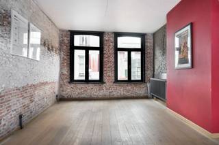 <h3><span>Characterful commercial property with spacious private residence in the heart of Mechelen</span></h3><p><span>This charming property combines a superbly located commercial ground floor with a cozy living space above. Thanks to its unique blend of functionality and authenticity, this is an ideal opportunity for those who want to combine living and working, or are looking for an investment property with various possibilities.</span></p><h4><span>Commercial space</span></h4><p><span>On the ground floor is a commercial space of </span><span>48 m²</span><span>, equipped with a practical storage room and toilet. The open layout makes this space versatile for various commercial activities (excluding catering). The large windows in the entrance porch give an inviting appearance.</span></p><h4><span>Living space</span></h4><p><span>The upper floors offer a surprising amount of space and possibilities for private use:</span></p><ul><li><span>Second floor (44 m²):</span><span> a generous living space with basic kitchen, which can be arranged either as a living and dining room or as an office/workshop space.</span></li><li><span>Second floor:</span><span> possibility of spacious bedroom at the front with dressing room, followed by the bathroom with bath, shower, sink and toilet. From the bathroom there is access to a cosy terrace with two handy storage cupboards.</span></li></ul><p><span>The property has a</span><span> recently installed condensing gas wall boiler, which </span><span>provides efficient heating. The windows are currently still </span><span>single glazed</span><span>. </span></p><p><span>Located in a lively and prime commercial location in a shopping/walking street connecting the Botermarkt, Grote Markt and the Bruul</span></p><p><span>This property exudes character and offers a rare opportunity to combine a commercial space with a cozy private residence, right in the middle of Mechelen's vibrant city center.</span></p>