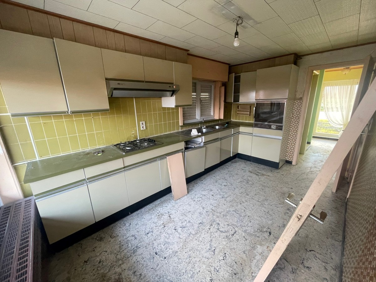 Compleet te renoveren vrijstaande woning met ruime garage en magazijn op grondstuk van 948 m2. - foto 5