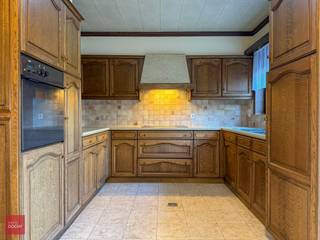 Gezellige woning bestaande uit een inkomhall, living (inbouwcassette), keuken, wasplaats, 3 slaapkamers, badkamer, garage en tuin