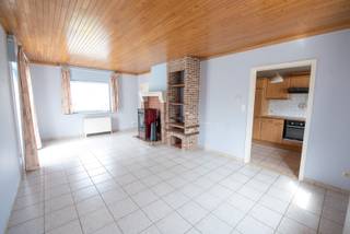 Op zoek naar een rustig gelegen woning met een praktische indeling en een mooie tuin? Deze alleenstaande woning, gebouwd in 1995, bevindt zich in een zeer kalme en aangename woonwijk in Desselgem.<br /><br />De woning is gelegen op een perceel van 745 m² en beschikt over een bewoonbare oppervlakte van 145 m². Bij het betreden van de woning komt u in de inkomhal met gastentoilet. De lichtrijke leefruimte sluit aan op de gesloten keuken, wat zorgt voor een gezellige en functionele woonindeling.<br /><br />Op het gelijkvloers bevinden zich verder twee volwaardige slaapkamers, een badkamer en een praktische berging. De zolderverdieping werd ingericht als extra slaapkamer, wat extra mogelijkheden biedt voor een gezin, hobbyruimte of bureau.<br /><br />Buiten geniet u van een volledig aangelegde tuin waar het heerlijk vertoeven is in alle rust en privacy. Daarnaast beschikt de woning over een losstaande garage, die bovendien vergund is.<br /><br />Troeven van deze woning:<br /><br />- Rustige en kindvriendelijke ligging<br />- Alleenstaande woning<br />- 3 slaapkamers (waarvan 1 op zolder)<br />- Volledig aangelegde tuin<br />- Vergunde losstaande garage<br />- Praktische indeling<br /><br />Kortom, een ideale woning voor wie op zoek is naar rust, ruimte en comfort in een aangename omgeving.<br /><br />Vraag nu uw bezoek aan via tom@immoroba.be of 0497/85.80.52.