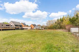 Gunstig gelegen noordwest georiënteerde bouwgrond van 8 are 85 centiare. Deze bouwgrond voor open bebouwing is gelegen in Gelrode, op een vlot bereikbare locatie nabij Betekom en Aarschot, met winkels, scholen, het openbaar vervoer en belangrijke verbindingswegen in de onmiddellijke omgeving. Dankzij deze ligging geniet je hier van een uitstekende bereikbaarheid richting Leuven, Aarschot en de E314.<br /><br />Perceelsbreedte aan straatkant 16 m.<br />Perceelsdiepte linkerzijde 52m en rechterzijde 39 m.<br /><br />Indien u extra informatie wenst of interesse heeft in deze bouwgrond kan u contact opnemen via janschrijvers@immojanstas.be of 0495 18 95 81.<br /><br />Bijkomende info (kadaster, bodemattest, Vgi,...) kan U hier downloaden ?