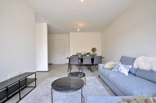 In de dorpskern van Anzegem treffen we dit recente gebouw (2019), waar zich verschillende assistentieflats bevinden! <br /><br />Residentie Drieweg geniet van een<strong> zeer centrale ligging</strong>, met tal van winkels, horecazaken, scholen en openbaar vervoer op wandelafstand, ideaal dus voor wie op zoek is naar comfort! De voorliggende residentie neemt alle drukte van het verkeer weg, waardoor het optimaal genieten is van alle rust & privacy!<br /><br />De<strong> indeling</strong> van de recente serviceflats gaat als volgt: open woon- en leefruimte met goed uitgeruste keuken, ruime slaapkamer, en aansluitend ruime badkamer met inloopdouche, toilet en wastafel. <br /><br />Bovendien is er in de zeer goed onderhouden residentie nog een <strong>gemeenschappelijke polyvalente ruimte</strong>, met zithoek, eethoek en goed uitgeruste keuken. Verder is er een gemeenschappelijke <strong>fietsenstalling</strong> en <strong>wasplaats </strong>aanwezig.<br /><br />Komt het moment waarop er zorg nodig is, dan staat zorgverlener Ubunto steeds voor jou klaar om jou professioneel bij te staan. Door een <strong>intern oproepsysteem </strong>op maat kan er onmiddellijk de nodige ondersteuning/ bijstand geboden worden aan de bewoner.<br /><br />Interesse? Contacteer Els 0478 61 64 34 of els@immoroman.be