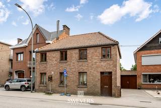 Voor meer info en foto’s, surf naar www.swevers.be<br />Op wandelafstand van het centrum van Sint-Truiden ontdek je deze halfopen bebouwing met uitzonderlijk potentieel. Het pand, daterend van vóór 1850, biedt een bewoonbare oppervlakte van 215 m² op een perceel van 3a 65ca. Ideaal voor wie op zoek is naar een renovatieproject met karakter. De woning vraagt een grondige opknapbeurt, maar biedt dankzij zijn ruime indeling en authentieke elementen heel wat mogelijkheden. Denk aan een gezellige leefruimte van 36 m², eetkamer, keuken met zicht op de zuidoostelijk georiënteerde tuin, en drie slaapkamers – waarvan één master van 24,3 m². Ook de buitenruimte is compact maar zonnig en makkelijk in onderhoud. De centrale ligging is een absolute troef: winkels, scholen, openbaar vervoer en ontspanning liggen op wandelafstand. Bovendien biedt dit pand ook mogelijkheden voor projectontwikkeling, mits vergunning. Een unieke kans voor zowel particuliere kopers als investeerders.<br />Voor meer informatie, bel 012 699 900. Bron bewoonbare oppervlakte: EPC – verslag. <br />Dit pand is onderworpen aan de renovatieverplichting van de Vlaamse overheid voor residentiële gebouwen (behoudens bij sloop binnen 5 jaar na de aankoop). Consulteer voor meer informatie de website van het Vlaams Energie- en Klimaatagentschap via https://www.vlaanderen.be/een-huis-of-appartement-kopen/renovatieverplichting-voor-residentiele-gebouwen.