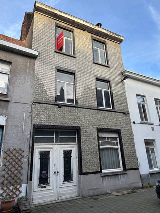 Te renoveren woning op toplocatie in hartje Gent<br /><br />In de Gelukstraat 29, een bijzonder rustige zijstraat van het Baudelopark en de Ottogracht, bevindt zich deze ruime woning boordevol mogelijkheden. Gelegen op wandelafstand van de Vrijdagsmarkt, combineert deze locatie het beste van twee werelden: de levendigheid van het stadscentrum en de rust van een aangename woonstraat.<br /><br />De woning dateert uit 1933 en heeft een bewoonbare oppervlakte van +-154m2. De indeling is als volgt: <br /><br />Op het gelijkvloers bevinden zich de garage, een zitruimte, een eetkamer en de keuken, die aansluit op een buitenruimte van circa 6 m². De trap zit dwars tussen de zitruimte en de eetkamer. Op de eerste verdieping zijn er momenteel twee slaapkamers en een badkamer. De tweede verdieping beschikt over een zeer ruime derde slaapkamer en een extra ruimte die na renovatie perfect kan dienen als tweede badkamer. Het platte dak op deze verdieping biedt bovendien de mogelijkheid om, mits de nodige vergunningen, een dakterras te creëren. Via een vaste trap bereikt men de zolderverdieping, die kan worden omgevormd tot een volwaardige vierde slaapkamer. Daarnaast is er nog een droge kelderruimte die extra opslagcomfort biedt.<br /><br />Op zoek naar een renovatieproject op een unieke locatie, dan is deze woning iets voor u.<br />Meer info en/of een bezoek?<br /><br />CONTACTEER LAURA op 0473 41 35 62 of via info@vicusvastgoed.be