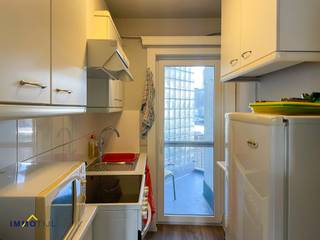 Dit appartement is gelegen vlak bij de Grote Markt, winkelstraten, het administratief centrum en het station van Aalst. <br /><br />Het appartement bevindt zich op de eerste verdieping (lift aanwezig) en beschikt over een ruime living met aansluitend de keuken, en badkamer (lavabomeubel, douche en toilet). Via de keuken bereikt men het terras met een kleine opbergruimte. <br /><br />Ideaal ter investering, het appartement is momenteel verhuurd.<br />Voor meer info en/of een bezoek, contacteer ons via steffen@immotijl.be of 053/42 46 99.