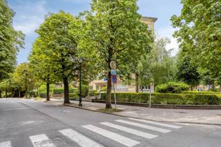 Immo Pické biedt U dit zeer goed gelegen gelijkvloersappartement aan in Anderlecht, in de onmiddellijke nabijheid van winkels, scholen, openbaar vervoer, belangrijke verbindingswegen en de Ring rond Brussel. Recht tegenover het appartement bevindt zich bovendien het Astridpark, een ideale locatie om te wandelen en te genieten van een groene omgeving. Het appartement omvat een inkomhal, een lichtrijke woonkamer, een keuken, een berging, een afzonderlijk toilet, een nachthal, een badkamer en twee ruime slaapkamers (19m² en 15m²). Daarnaast beschikt het appartement over een privatieve kelder, ideaal als extra bergruimte. De maandelijkse gemeenschappelijke lasten bedragen ongeveer € 230 per maand, inclusief een voorschot op het verbruik van de verwarming. In het gebouw werden reeds verschillende werken uitgevoerd, waaronder de vernieuwing van de telecominstallatie, de lift in 2023 en het dak in 2026. Wenst u meer informatie of een bezoek ter plaatse? Aarzel dan niet om contact op te nemen met ons kantoor.