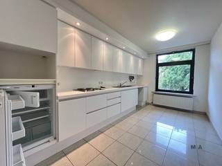 <p><span>Ruim 3-slaapkamerappartement op centrale topligging</span></p><p><span>Ruimte, comfort en een uitstekende ligging in het hart van de stad. Dit ruime appartement in de verzorgde Residentie Schuttershof ligt aan het Leopoldplein, binnen de Kleine Ring.</span></p><p><span>Het appartement beschikt over een royale inkomhal met vestiaire, gastentoilet en ruime bergkasten, een keuken met zicht op het Leopoldplein en een ruime L-vormige leefruimte. Achteraan bevinden zich 3 slaapkamers en een grote badkamer met ligbad, aparte douche, dubbele lavabo en aansluiting voor de wasmachine.</span></p><p><span>Een ideale woonst voor wie centraal, rustig en comfortabel wil wonen.</span></p><p><span>Eén of meerdere parkeerplaatsen zijn afzonderlijk verkrijgbaar en enkel samen met het appartement aan te kopen.</span></p><p><span>Wenst u meer info of een plaatsbezoek? Wij zijn dagelijks, ook buiten kantooruren, bereikbaar en plannen voor u graag een bezoek. Ons telefoonnummer: 0485 34 56 71, </span><span><span>www.mca-vastgoed.be</span></span><span> </span></p>