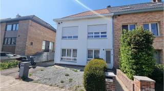 Dit comfortabel en praktisch 2-slaapkamerappartement met TERRAS en GARAGE heeft een uitstekende en rustige ligging in Sint-Pieters Brugge, vlakbij...