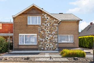 178 m² woonruimte, 4 volwaardige slaapkamers én 588 m² grond in Linter. Deze ruime halfopen woning biedt een uitstekende basis voor wie op zoek is naar een gezinswoning die volledig naar eigen smaak gerenoveerd kan worden. Naast een woonkamer van ca. 41 m² beschikt de woning over een aparte eetkamer, bureau, veranda en vier bijzonder ruime slaapkamers. Extra troeven zijn de kelder van ca. 45 m², zolder van ca. 80 m², inpandige garage en ruime tuin. De badkamer en het toilet werden reeds vernieuwd in 2020. Een woning met vooral heel veel ruimte en mogelijkheden. Ontdek alle foto's en info op www.swevers.be of plan uw bezoek via 012 699 900. Bron bewoonbare oppervlakte: EPC-verslag.