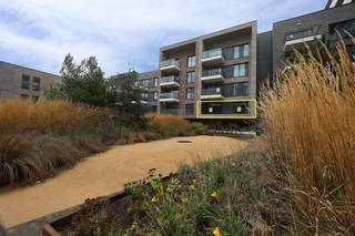 Deze stijlvolle en moderne serviceflat bevindt zich in het gloednieuwe Residentie O'Sea, een luxueus complex op een toplocatie, vlakbij de Zeedijk. De flat beschikt over 1 ruime slaapkamer en een prachtig zonnig terras, perfect voor wie houdt van rust en zon. De ideale plek om van het uitzicht en de nabijheid van het strand te genieten, terwijl u toch alle comfort van een moderne woning heeft.<br />Kenmerken:<br />1 slaapkamer met voldoende ruimte voor een comfortabel bed en kastruimte.<br />Zonnig terras waar u kunt genieten van de buitenlucht en het milde klimaat.<br />Moderne keuken met hoogwaardige inbouwapparatuur.<br />Luxe badkamer met een ruime inloopdouche en hedendaagse afwerkingen.<br />Servicefaciliteiten zoals huishoudelijke hulp, 24/7 zorg beschikbaar indien nodig, en een gemeenschappelijke lounge.<br />Gelegen nabij de Zeedijk, ideaal voor lange wandelingen langs het strand en nabij lokale winkels, restaurants en openbaar vervoer.<br />Residentie O'Sea biedt een perfecte balans tussen luxe en praktische dienstverlening, waardoor deze serviceflat niet alleen comfortabel, maar ook uiterst praktisch is voor wie op zoek is naar zorgeloos wonen aan zee.