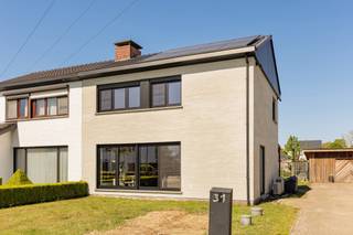 <strong>Recent vernieuwde woning met 3 slaapkamers, grote garage en mooie tuin op een perceel van 621 m².</strong><br />EPC A-label | Zeer rustige locatie | Elektriciteit conform!<br /><br /><strong>Ligging:</strong><br />Zeer rustig, kindvriendelijk gelegen te Zevendonk.<br /><br /><strong>Omschrijving:</strong><br />We betreden deze verzorgde woning via de inkomhal, dewelke voorzien is van een gastentoilet. Vanuit de inkomhal is er toegang tot de leefruimte met open keuken. De keuken is uitgerust met koelkast, combi-oven, oven, vaatwasser, kookvuur en dampkap. De keuken is luxueus afgewerkt en heeft een degelijk werkblad. Dankzij de grote raampartijen geniet men van een prachtige naturlijke lichtinval. Aansluitend bevindt zich de ruime achterinkom, dewelke dient als praktische berging en wasplaats.<br />Via het schuifraam in de keuken komt u in de tuin met overdekt terras en ruime tuin . Als extra biedt de woning een ruime garage.<br /><br />Op de eerste verdieping zijn er 3 slaapkamers en een badkamer aanwezig. De badkamer is uitgerust met een douche, een ligbad, een badkamermeubel met dubbele wastafel en toilet.<br />Via een vlizotrap kan de zolder bereikt worden, die kan dienen als opbergruimte.<br /><br /><strong>Algemeen:</strong><br />- Aangename tuin met grote garage<br />- Zeer energiezuinig EPC: A-label<br />- Volledig gerenoveerd<br />- Elektriciteit conform!<br />- Asbestveilig<br />- Kindvriendelijke locatie