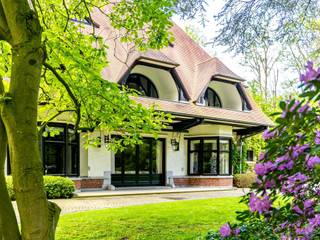 Herenhuis met eigentijdse afwerking gelegen aan de rand van Ukkel en Sint-Genesius-Rode, gebouwd in 1907 en uitgebreid gerenoveerd door Esther...
