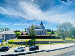 <strong>Woning met 3 slaapkamers en tal van mogelijkheden.</strong><br />In het centrum van Spiere-Helkijn bevindt zich deze woning ideaal voor mensen die dit zelf wensen in te richten. Alle grove werken(voorzieningen) zijn reeds gebeurd<br /><br /><strong>Indeling</strong><br />gelijkvloers: inkom met gastentoilet, ruime leefruimte die je naar eigen smaak kan afwerken, keuken waar alle voorzieningen aanwezig zijn en technische berging met nieuwe materialen.<br />eerste verdiep: badkamer alle voorzieningen aanwezig, 2 ruime slaapkamers<br />tweede verdiep: zolderkamer ideaal als master bedroom en dressing<br /><br /><strong>Troeven:</strong>
<ul><li>veel lichtinval</li><li>in te richten naar eigen smaak</li><li>centrum gelegen</li><li>voorzieningen reeds aanwezig</li><li>op 15 min van Kortrijk en autostrade</li></ul>