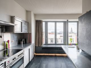 <strong>Uniek 2-slaapkamerappartement ontworpen door Fabiaan Van Severen - Gent-Sint Pieters</strong><br /><br />Op de <strong>vierde verdieping</strong> van een karaktervol gebouw, op wandelafstand van het Citadelpark, bevindt zich dit ruim appartement van <strong>126 m²</strong>, vormgegeven door <strong>Fabiaan Van Severen</strong>. Een plek waar <strong>volume, licht en bereikbaarheid </strong>samenkomen.<br /><br />De verhoogde ligging en de open omgeving zorgen voor <strong>verre zichten en een privatief wooncomfort</strong>. Via de <strong>lift</strong> betreedt u het appartement, waar de zichtbare betonstructuur en heldere volumes meteen de toon zetten: tijdloos en eerlijk.<br /><br />Aan de voorzijde opent de leefruimte zich naar het licht. <strong>Grote raampartijen</strong>, een <strong>mozaïek parketvloer</strong> en <strong>maatwerk kasten</strong> vormen een uitgebalanceerd geheel, met een natuurlijke overgang tussen <strong>zithoek</strong>, <strong>eetplaats</strong> en <strong>keuken</strong>.<br /><br />De keuken werd uitgewerkt in een gereduceerd palet van <strong>leisteen en inox</strong>. Functioneel en ingetogen, met aandacht voor materiaal en gebruik. Een ruimte die even geschikt is voor dagelijks koken als voor ontspanning.<br /><br />Achteraan bevinden zich <strong>twee volwaardige slaapkamers</strong>, beide met directe toegang tot het <strong>zuidwestgerichte terras</strong>. Hier geniet u van open zichten en avondzon.<br /><br />De <strong>badkamer</strong> is helder en doordacht ingericht met <strong>inloopdouche</strong>, <strong>wastafel</strong> en <strong>toilet</strong>.<br /><br />Een centrale vestiairekast, praktische <strong>wasplaats</strong>, apart gastentoilet en een <strong>EPC B-score (160 kWh/m²/jaar)</strong> zorgen voor comfortabel hedendaags wonen.<br />Een privatieve <strong>kelderberging</strong> is inbegrepen; de aankoop van een <strong>autostaanplaats</strong> (€27.000) is mogelijk.<br /><br /><strong>Met het park als buur, het station om de hoek en het stadscentrum op wandelafstand, biedt dit appartement een zeldzame combinatie van rust, architectuur en stedelijke nabijheid.</strong>