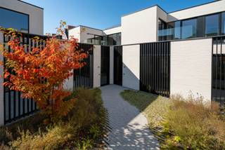 ntdek deze ruime, lichtrijke woning gelegen in aan Gent-Zuid, op wandelafstand van winkels, scholen, openbaar vervoer en alle voorzieningen die...