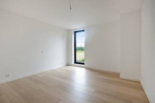 <p>Are you looking for a move-in ready BEN new build home with four bedrooms in Hasselt? This contemporary family home in Zestienbundersstraat offers modern architecture, premium finishes and outstanding energy efficiency on a generous 683 m² plot with a south-east facing garden.</p><p>Designed with a timeless flat-roof architecture, warm brick façades and large windows, the property enjoys abundant natural light throughout the day. The house has been fully completed and professionally painted, allowing you to move in immediately without additional work.</p><p>The ground floor welcomes you into a spacious and bright living area seamlessly connected to the open-plan kitchen. Large windows create a pleasant connection with the landscaped garden. A practical utility room and an integrated garage provide additional convenience and storage space.</p><p>Upstairs, the property offers four full-sized bedrooms, making it ideal for families, home offices or guest accommodation. The elegant bathroom is fully tiled and fitted with a bathtub, separate walk-in shower and double washbasin.</p><p>The outdoor area has also been finished to a high standard. The south-east facing garden includes a landscaped terrace, newly seeded lawn, hedges and fencing, creating a private and welcoming outdoor living space.</p><p>Built according to the latest energy standards, this home features a heat pump, D ventilation system, high-performance insulation and an excellent energy rating. These features ensure exceptional living comfort while significantly reducing energy consumption and future running costs.</p><p>Located in a peaceful residential neighbourhood of Hasselt, the property combines a green setting with excellent accessibility. Schools, shops, public transport, recreational facilities, Hasselt city centre and major access roads are all within easy reach.</p><p>Eligible buyers may benefit from the reduced 6% VAT scheme, subject to the applicable legal requirements, making this attractive new build an even more interesting investment.</p><p>Contact us today for more information or to arrange your private viewing.</p>