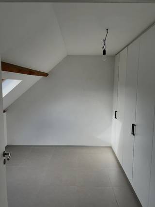 <p>Ontdek dit aangename appartement met twee slaapkamers en twee badkamers, waar comfort en functionaliteit hand in hand gaan. Dankzij de lichtrijke leefruimte met open keuken vormt dit appartement een warme thuis voor gezellige avonden of om vrienden en familie te ontvangen.</p>
<p>De keuken is uitgerust met alle nodige toestellen en biedt ruime opbergmogelijkheden. Vanuit de leefruimte heeft u toegang tot maar liefst twee grote terrassen.<br />Praktisch is er ook gedacht aan een aparte berging met aansluitingen voor wasmachine en droogkast.</p>
<p>Dit appartement is gelegen op de 3e verdieping, er is geen lift aanwezig.<br />De huurprijs bedraagt €900/maand.<br />Beschikbaar vanaf 1/10/2026.<br /><br />Interesse in een bezoek? Vervolledig uw huurprofiel via volgende link: https://mijnhuurprofiel.be/property/34453381-e205-4cae-b431-9799c3cb4d71</p>