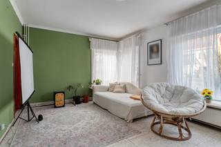 BEZOEKDAG OP ZONDAG 21 JUNIDeze te renoveren halfopen gezinswoning bevindt zich in een rustige straat in Gentbrugge. Op 15min fietsen sta je in het centrum van Gent. De woning is vlakbij alle invalswegen (E40, E17) en het station van Merelbeke.Het perceel van 383m2 biedt tal van mogelijkheden om uw droomwoning te realiseren. (Opgelet: het grasveld naast het huis maakt geen deel uit van het perceel). Het gunstige EPC-attest D biedt de mogelijkheid om de woning op eigen tempo aan te passen.Via de voordeur kom je binnen in de hal met toegang tot de keuken en de leefruimte. De leefruimte is bijzonder groot, lichtrijk en kan je op veel manieren indelen: zithoek, eetplaats, bureau, speelhoek, etc.De keuken is niet geïnstalleerd, wel voorzien van de nodige aansluitingen. De keukenruimte heeft connectie met de leefruimte en kan je nog verder opentrekken indien gewenst. Aansluitend aan de keuken is een apart toilet waar voldoende ruimte is om een berging/wasplaats te creëren.Via de leefruimte kom je in de veranda die uitkijkt op de tuin waar bijna de hele dag zon is. In de tuin is er een ruime schuur waar je al jouw tuinmeubilair kwijt kunt en ook fietsen kunt parkeren.Op de 1e verdieping zijn er 2 ruime slaapkamers en een douchekamer. Via een vaste trap kom je op de zolderkamer die kan dienen als berging, bureauruimte of 3e slaapkamer.Meer info of een bezoek inplannen: dewaele.comDe algemene voorwaarden van Dewaele DIY kunt u steeds raadplegen via dewaele.com.Bestuursmaatregelen in het maatregelenregister: in aanvraag